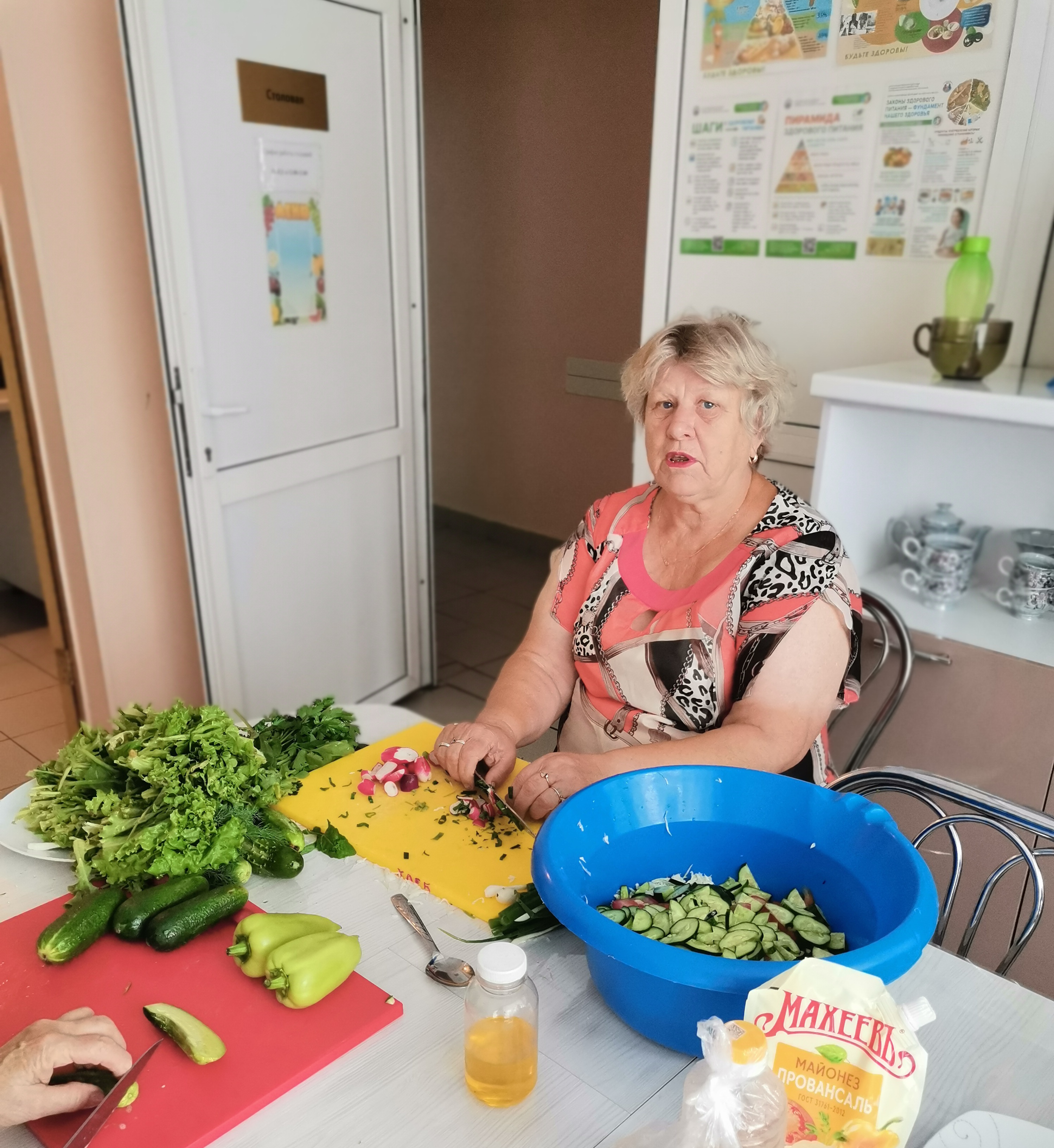 Щедрый август: получатели социальных услуг отделения дневного пребывания с удовольствием готовят летние салаты