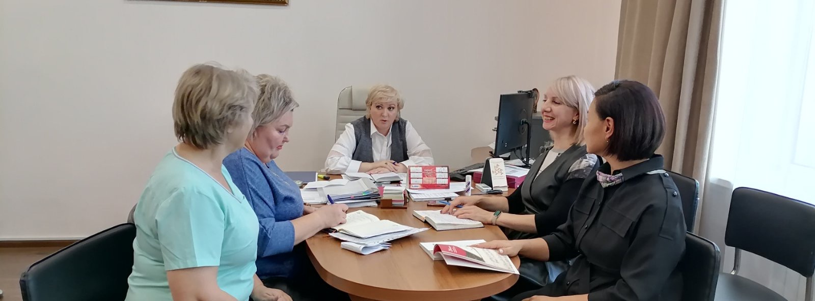 На базе республиканского базового медицинского колледжа им. Э. Р. Раднаева состоялось межведомственное совещание с участием сотрудников центра «Доверие»